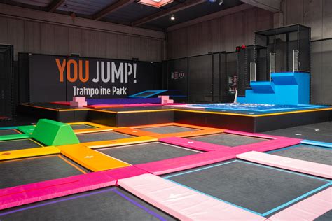 Strażacy gaszą płonący park trampolin Jump Sport we Włocławku