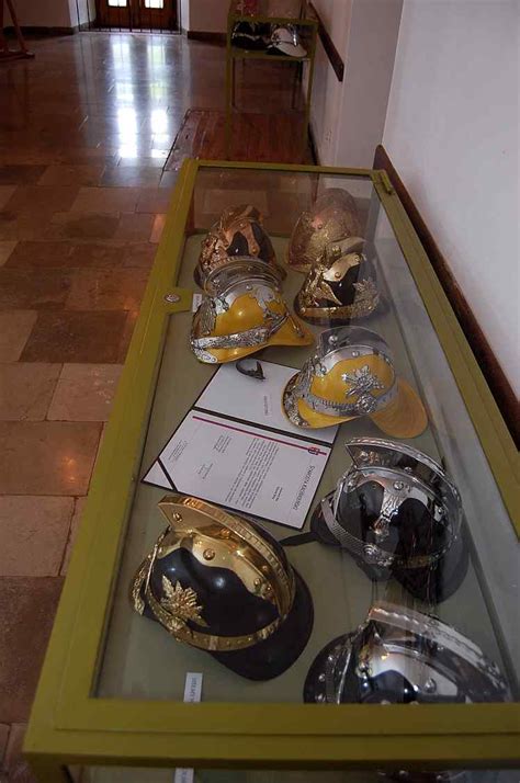 Historyczne hełmy strażackie z różnych epok