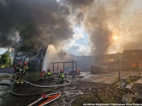 zdjęcie dymiącej hali magazynowej po pożarze