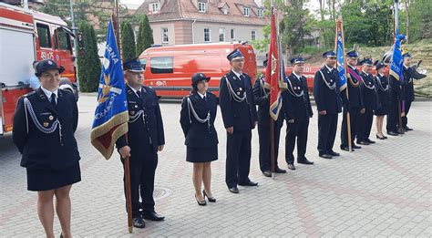 Zdjęcie z uroczystości obchodów Dnia Strażaka w Sandomierzu, strażacy na apelu.