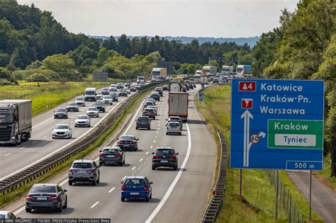 Zatłoczona autostrada A4 z widocznym korkiem i kłębami dymu w oddali
