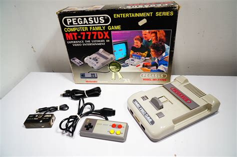 Schemat konsoli Pegasus MT-777DX z widocznymi portami na kontrolery i kartridż.