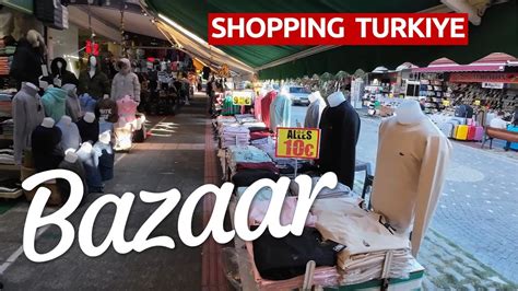 Zdjęcie bazaru z lat 90. z widocznymi stoiskami oferującymi gry i konsole.