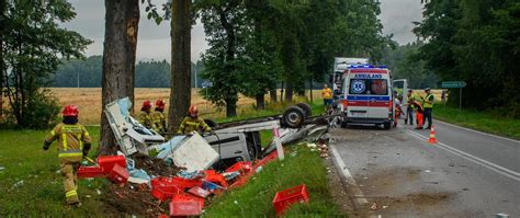 Schemat lub ilustracja przedstawiająca wypadek drogowy z udziałem samochodu i drzewa