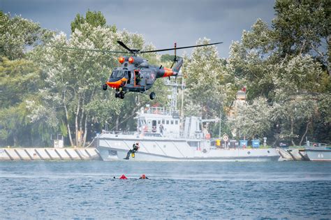 Zdjęcie jednostki Straży Granicznej na Bałtyku podczas akcji ratunkowej