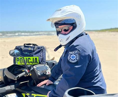 Policjanci i strażacy patrolujący plaże i tereny leśne