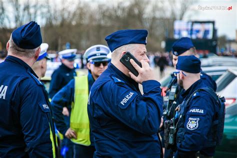 Policjant rozmawiający z osobą objętą kwarantanną