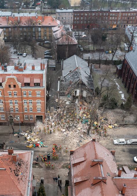 Widok zniszczonego wieżowca po wybuchu gazu