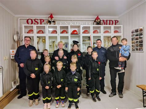 Jerzy Petryczko z młodzieżową drużyną pożarniczą