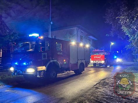 widok na miejsce pożaru na Ursynowie z dymem i służbami ratunkowymi