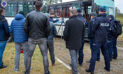 policja i prokuratorzy prowadzący oględziny na pogorzelisku strzelnicy