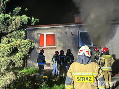 Strażacy gaszący pożar domu przy ulicy Klonowej w Rumi