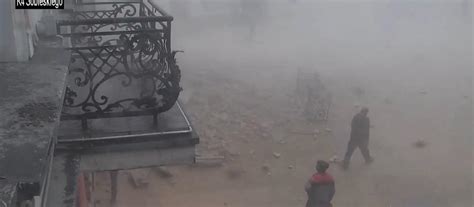 kamera uchwyciła dym wydobywający się z okna kamienicy