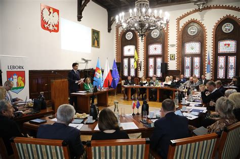 Rada Miejska Złotoryi podczas jednej z sesji, przedstawiająca radnych w trakcie obrad