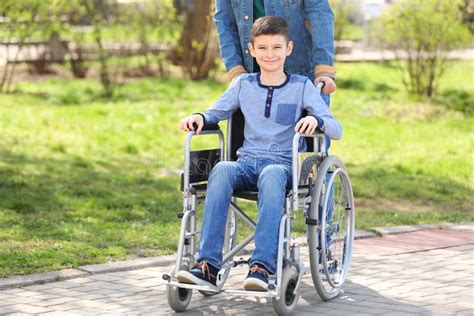 Zdjęcie Dariusza Byry lub symboliczne zdjęcie strażaka na wózku inwalidzkim z rodziną