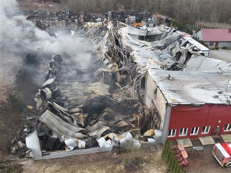 Zdjęcia z akcji gaśniczej potężnego pożaru hali w Gliwicach, zniszczony dach i elementy konstrukcji.