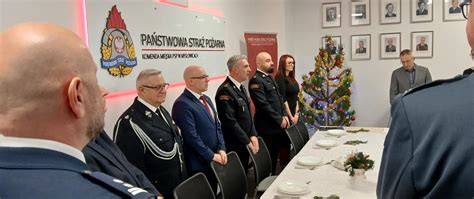 Zdjęcie przedstawiające byłych komendantów PSP lub grupę doświadczonych strażaków w stanie spoczynku