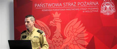 Tematyczne zdjęcie przedstawiające oficera PSP w trakcie służby lub ceremonii