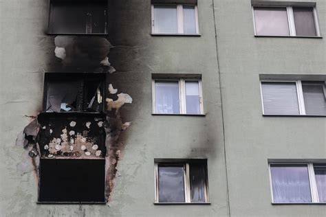 zdjęcie zgliszcz mieszkania po pożarze