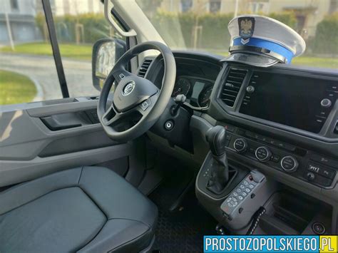 Infografika: Szczegółowe wyposażenie wewnętrzne i zewnętrzne Ambulansu Pogotowia Ruchu Drogowego