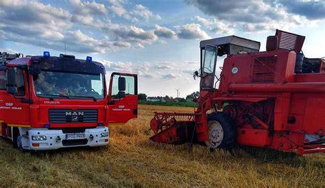 Zdjęcie płonącego kombajnu na polu w Ostrowie