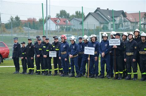 zdjęcie grupowe uczestników zawodów sportowo-pożarniczych OSP Baborów