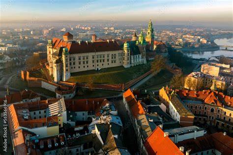 Widok z drona na płonące wysypisko śmieci z dużą ilością dymu