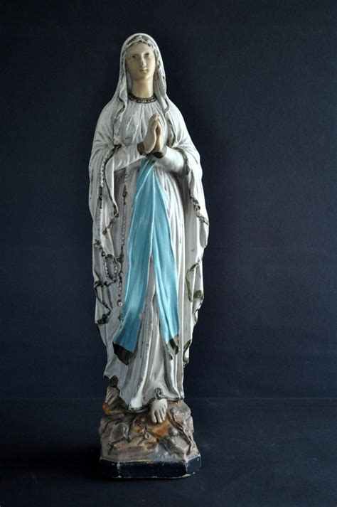 Zdjęcie ocalonej figurki Matki Boskiej z Notre Dame