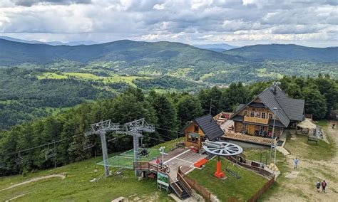 Zdjęcie akcji ratunkowej GOPR na wyciągu krzesełkowym Mosorny Groń lub narciarzy wiszących na krzesełkach