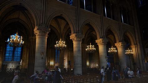 Wnętrze katedry Notre-Dame podczas prac renowacyjnych