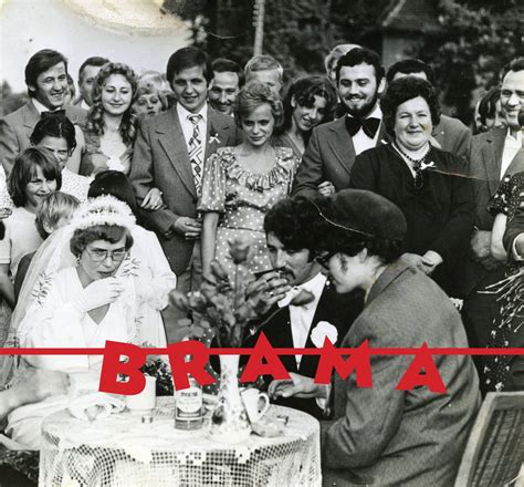 Zilustrowanie historycznej tradycji bram weselnych