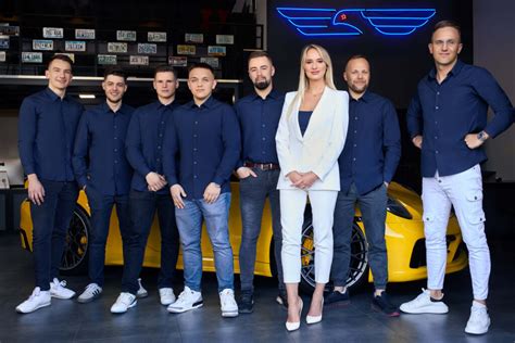 Grupowe zdjęcie młodych organizatorów bramy weselnej
