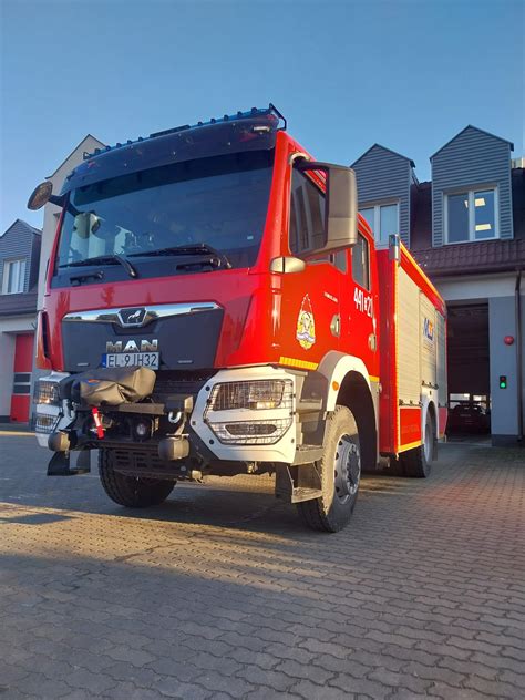 Nowoczesny samochód ratowniczo-gaśniczy z pełnym wyposażeniem