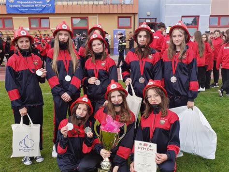 Młodzieżowa Drużyna Pożarnicza dziewcząt z Chmielnika podczas zawodów sportowo-pożarniczych