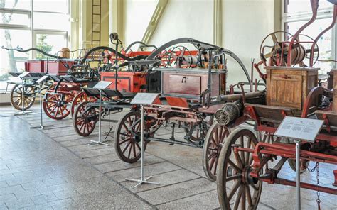 Wóz konny strażacki lub sikawka konna jako eksponat z Muzeum Kultury Ludowej