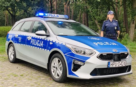 Radiowóz policyjny i policjanci w służbie