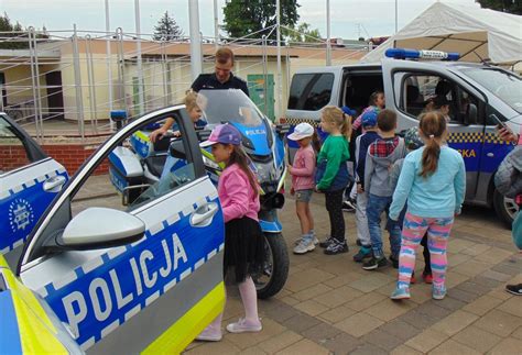 Dzieci na spotkaniu z policjantami i strażakami