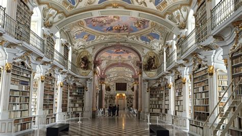 Wnętrze barokowej biblioteki klasztornej w Żaganiu
