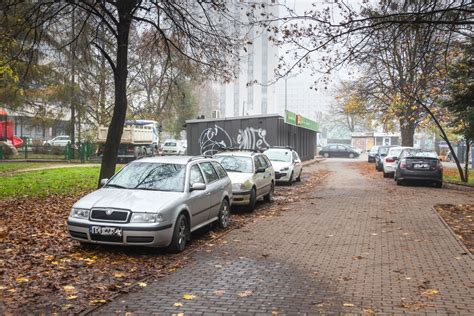 Ciasno zaparkowane samochody blokujące drogę na osiedlu, uniemożliwiające przejazd pojazdów ratowniczych