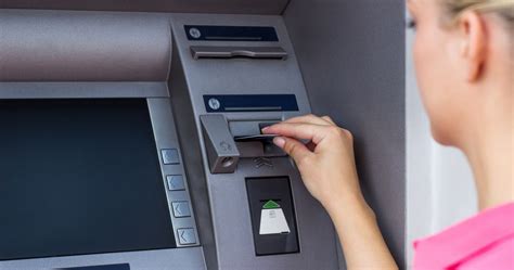 Zdjęcie z miejsca włamania do bankomatu, z widocznymi zniszczeniami i policyjną taśmą