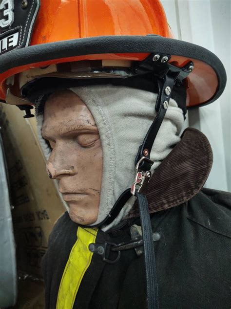 Infographics showing the results of heat and impact resistance tests for a firefighter helmet.