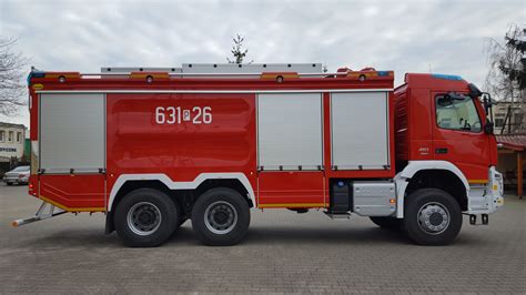 Schemat nowoczesnego samochodu ratowniczo-gaśniczego z dużym zbiornikiem wodnym.