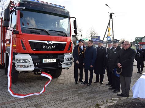 Wóz bojowy Berliet OSP Kryspinów podczas uroczystości poświęcenia