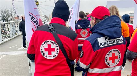 Zdjęcie Dariusza Cieśli odbierającego nagrodę lub ilustracja przedstawiająca akcję pomocy humanitarnej PCK dla Ukrainy