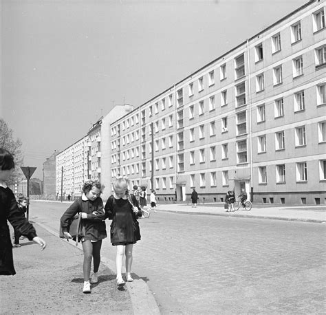 Zdjęcie przedstawiające żeńską drużynę OSP na ćwiczeniach w latach 60. XX wieku