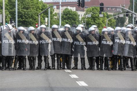 Zdjęcie kobiety-strażaka PSP w pełnym umundurowaniu bojowym