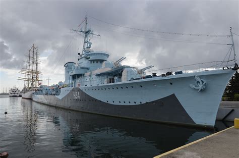 Tematyczne zdjęcie ORP Błyskawica zacumowanego przy nabrzeżu w Gdyni