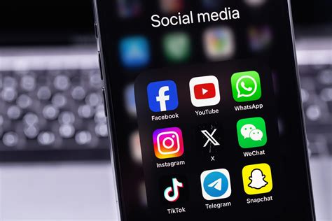 Smartfon z ikonami mediów społecznościowych i niepokojącą zawartością