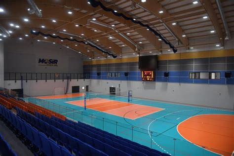 Zdjęcie płonącej lampy w hali sportowej