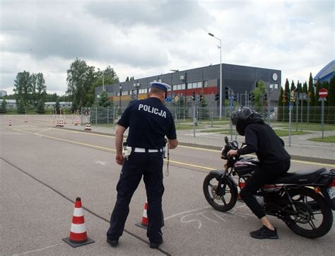 zdjęcie policjantów podczas konkurencji jazdy sprawnościowej
